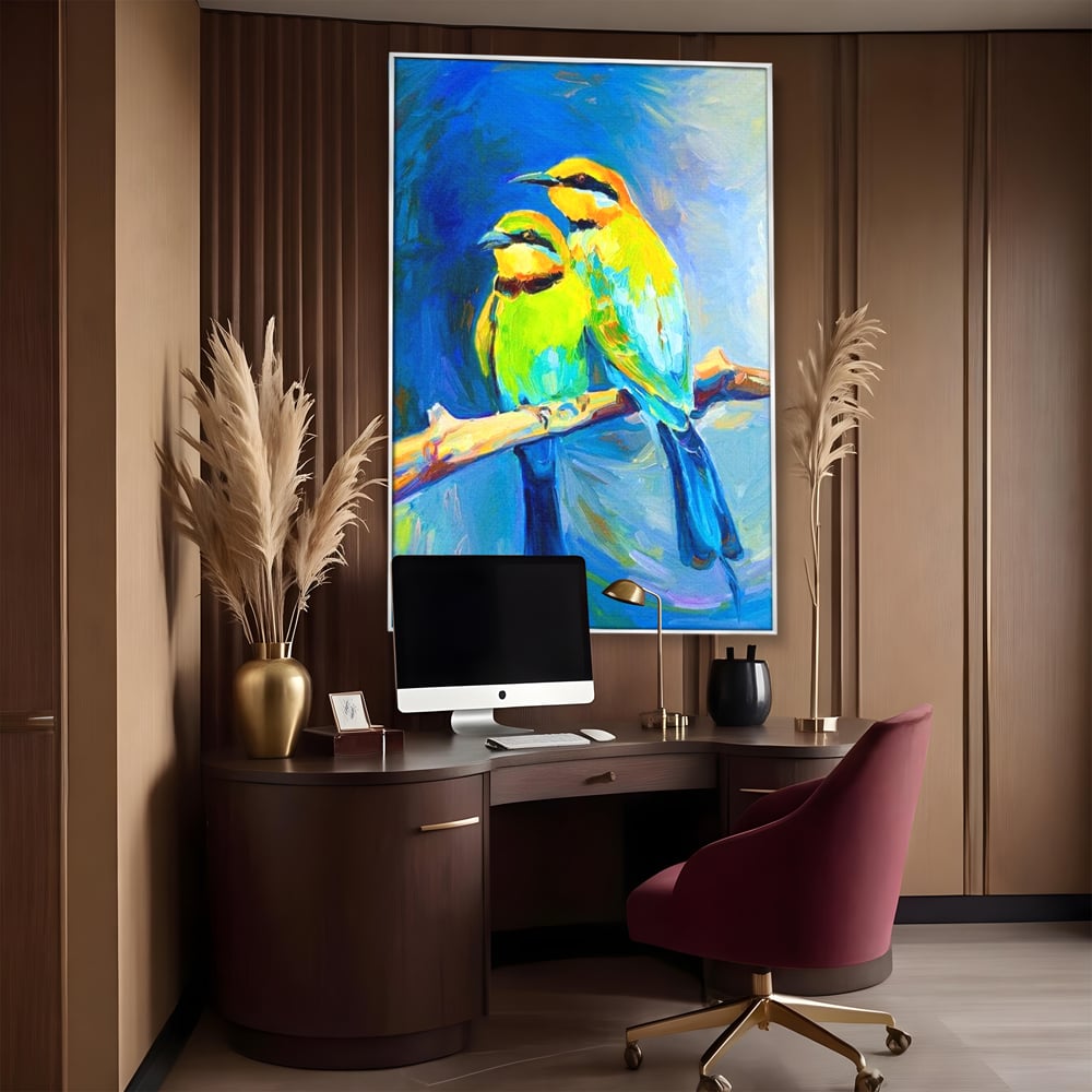 Tablou canvas cu tablou cu doua pasari pe creanga, in rama de aluminiu argintiu, pe perete intr-un birou
